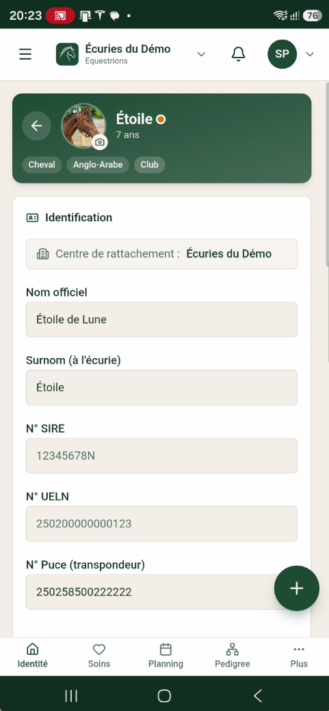 Fiche d'identité d'un cheval consultée depuis le smartphone