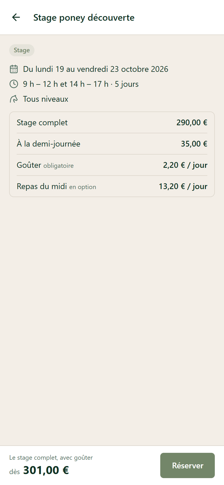 La fiche d'un stage sur la page de réservation d'un club, vue sur téléphone : dates et horaires, stage complet 290 €, demi-journée 35 €, goûter obligatoire, repas du midi en option, et le bouton Réserver